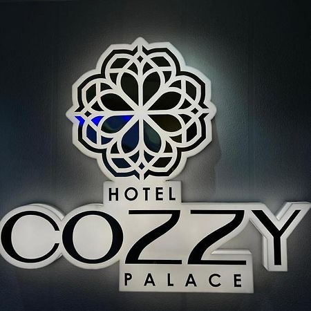 Hotel Cozzy Palace Surat Exterior foto