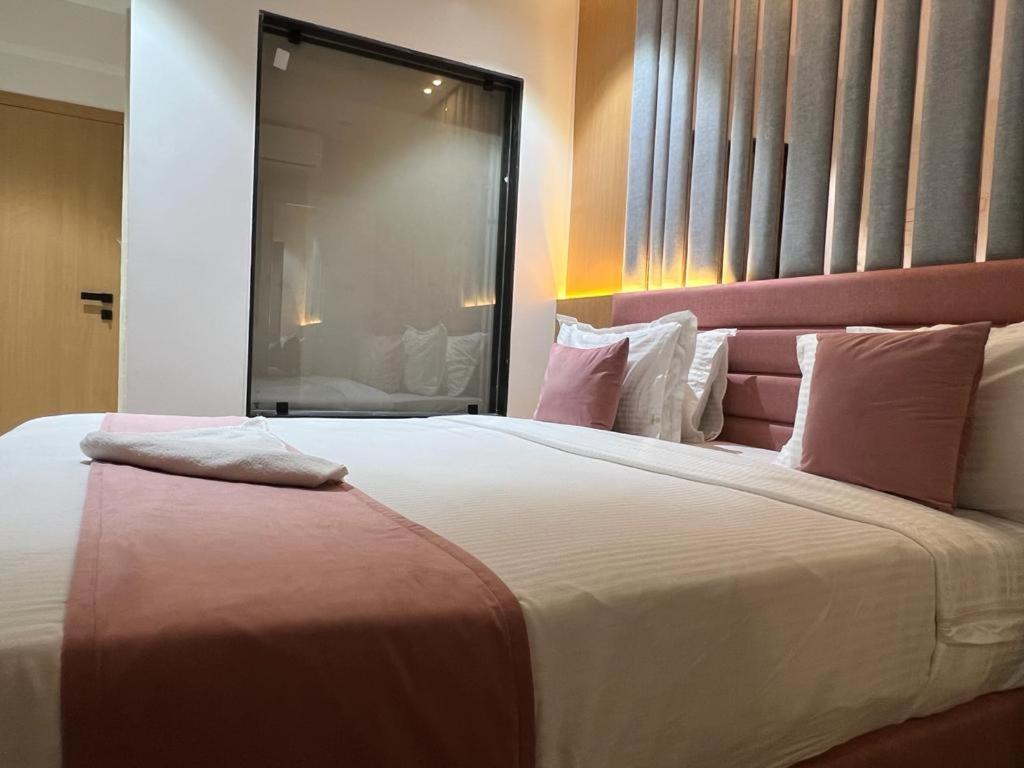 Hotel Cozzy Palace Surat Exterior foto