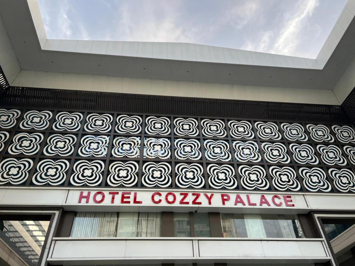 Hotel Cozzy Palace Surat Exterior foto